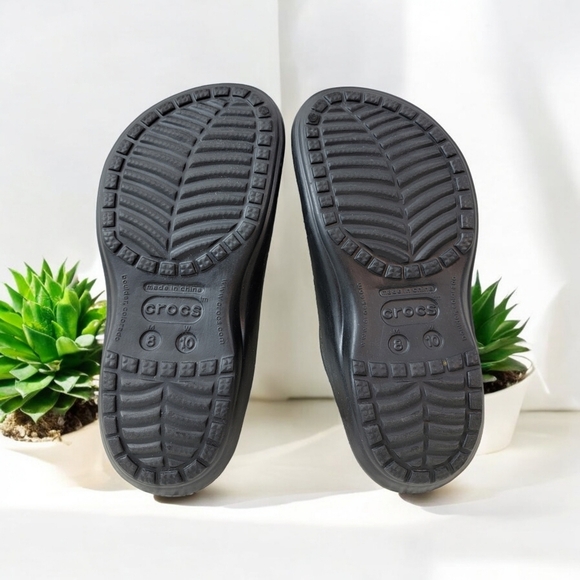 Croc Unisex Men's 8 Women's 10 black and yellow slides with great traction. More - Picture 3 of 9